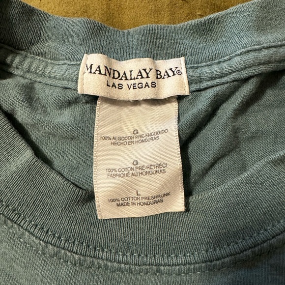 Vintage 90s Graphic shark Tee π¦ - Picture 4 of 4